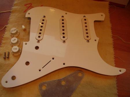 1958 CUNETTO FENDER RELIC STRAT PICKGUARD & PLASTIC