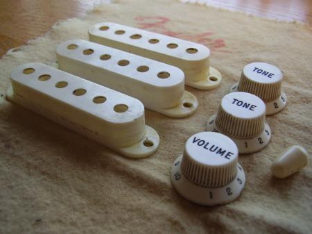 1957 ORIG BLACK LETTERING FENDER STRAT KNOBS,COVERS,TIP