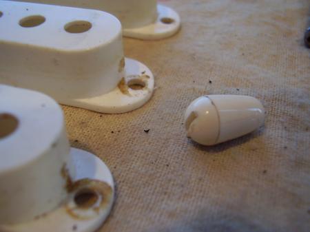 1958 ORIG WHITE FENDER STRAT PUP COVER & TIP